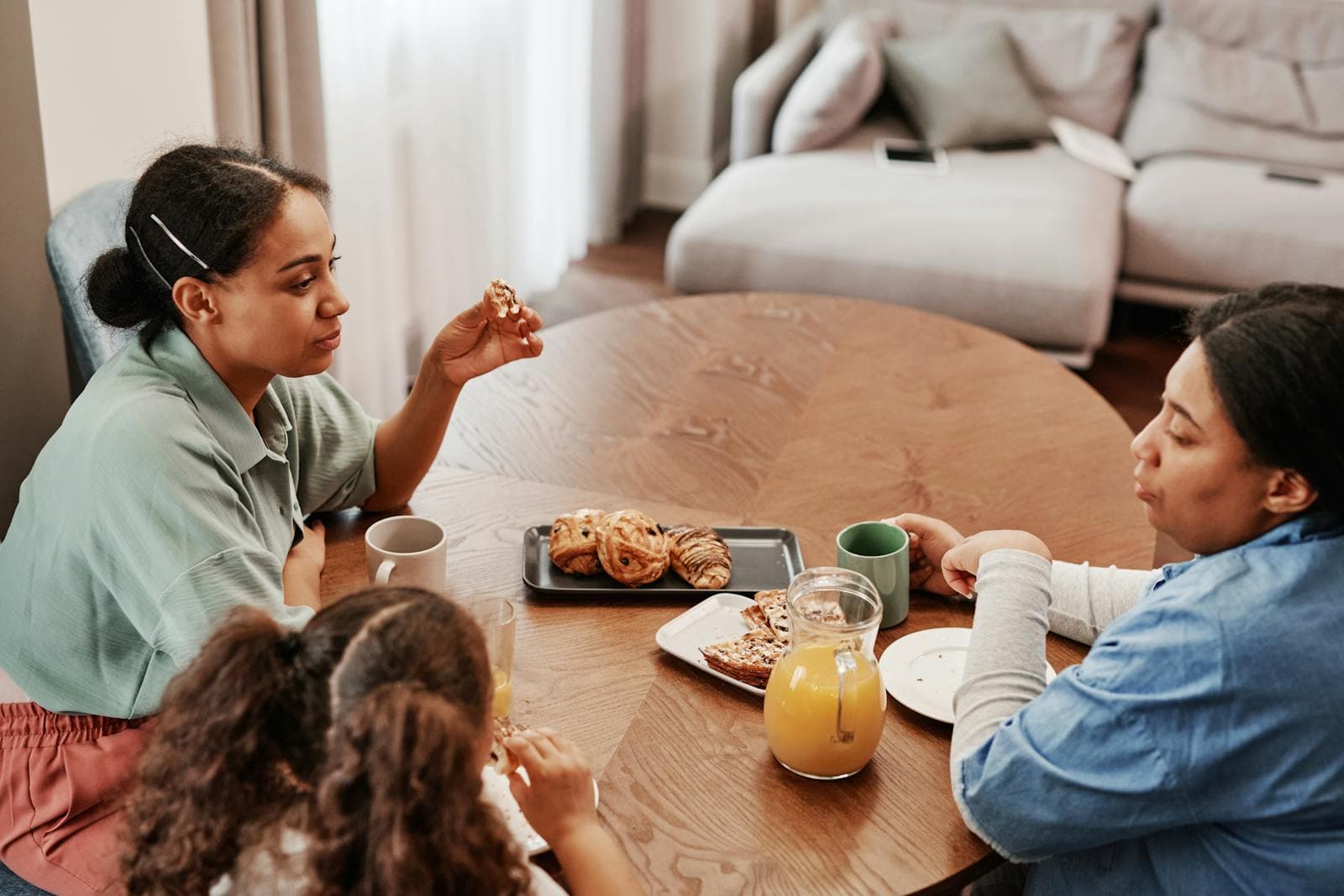 Familia chilena conversando en torno a la mesa durante la once